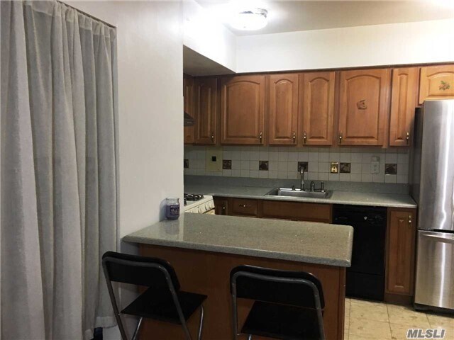 Foto del edificio - 67-63 Cloverdale Ln