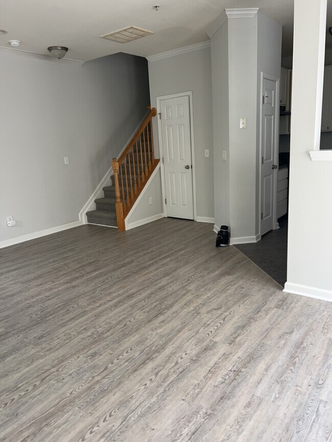 Foto del edificio - Ready for Now! Located in Raleigh. 3 Story...