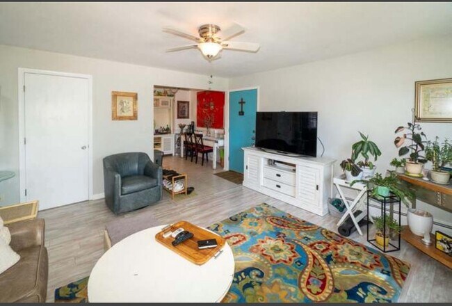 Building Photo - 215 Country Club Dr