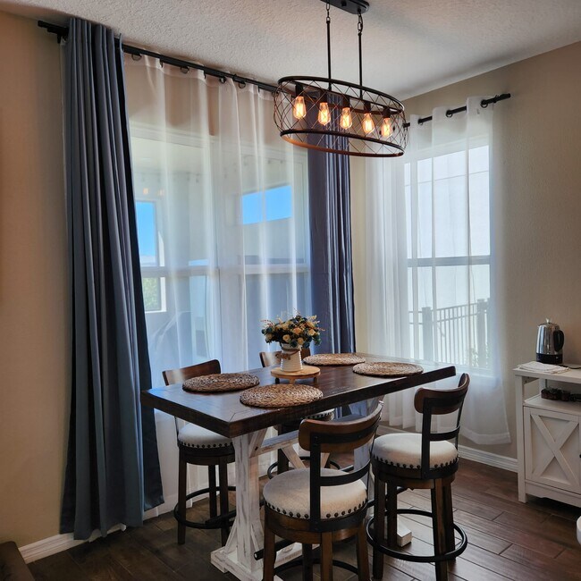 Foto del edificio - 6331 Laurelcrest Gln