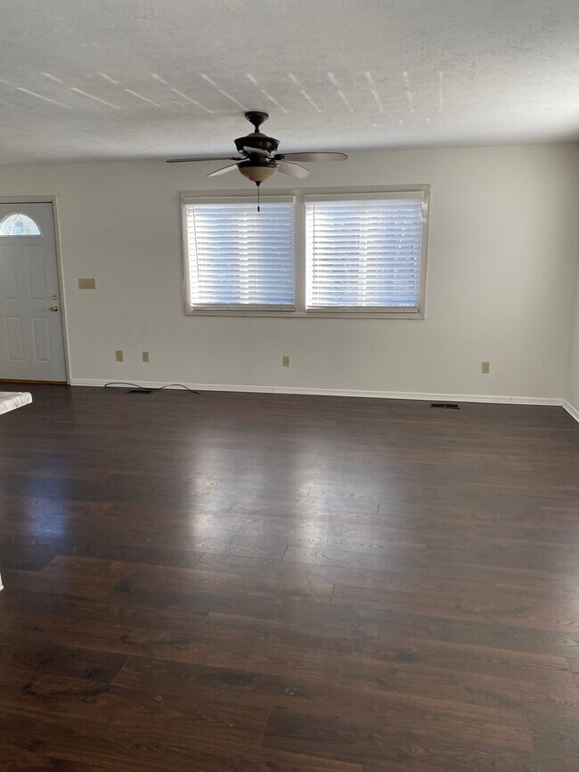 Foto del edificio - 3501 15 Mile Rd NE