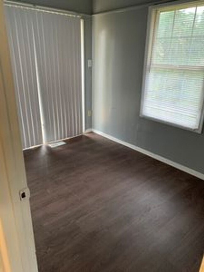 Building Photo - 3bed 2 bath with den