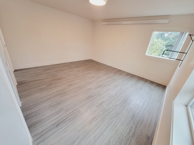 Building Photo - L0478-353 FAILING