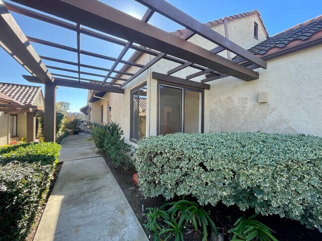 Foto del edificio - Gorgeous 2B+Office/2BA Townhouse w/ Golf C...