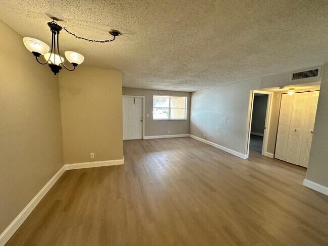 Building Photo - 850 E Commercial Blvd