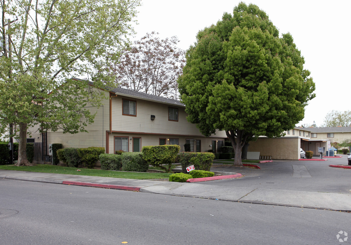 Primary Photo - Holly Brook Apartments