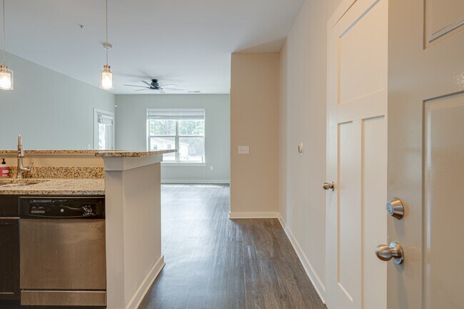 Building Photo - 414 Rosedale Ave