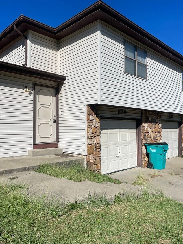 Primary Photo - Promotion! Cute and Clean 2 bedroom duplex...