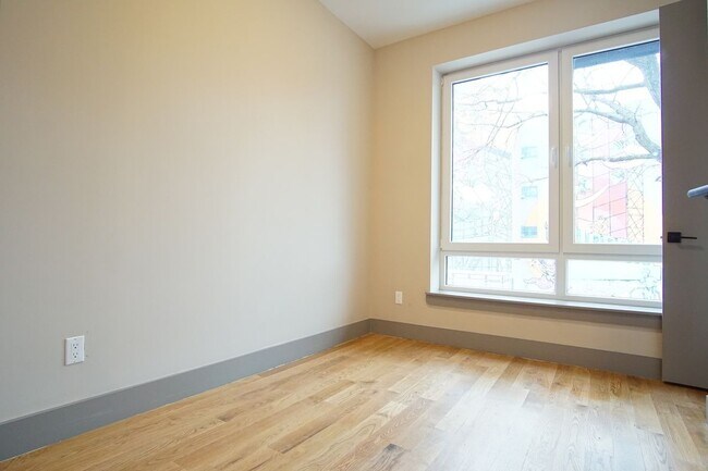 Building Photo - 213 Troy Ave