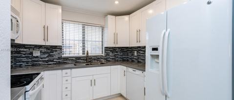 Building Photo - 2740 W 61st St