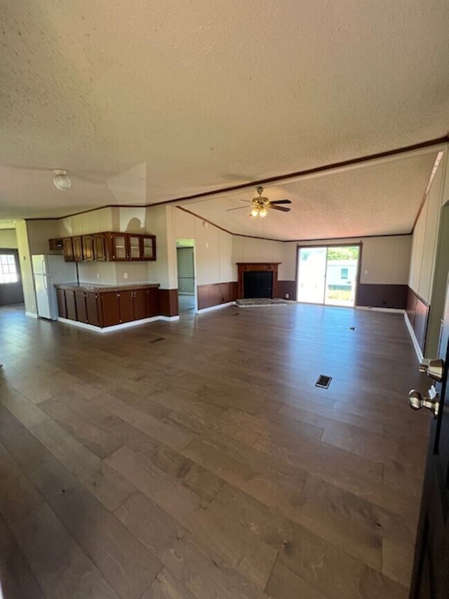 Building Photo - Beautiful 4 bed/2 bath with large yard