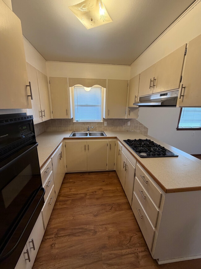 Building Photo - 602 Kaw St