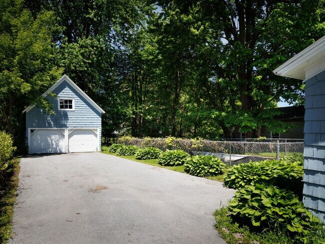 Foto del edificio - Charming and spacious 4-bedroom, 2 full bath home located in the City of Watertown.