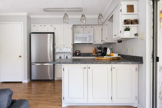 Foto del edificio - 8217 Lullwater Dr