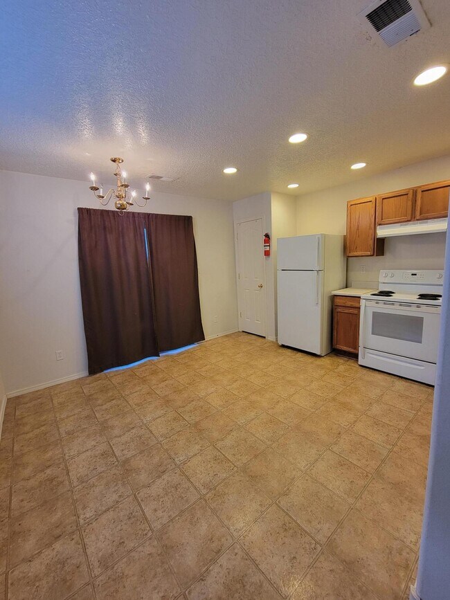 Building Photo - 5523 Luna Dr