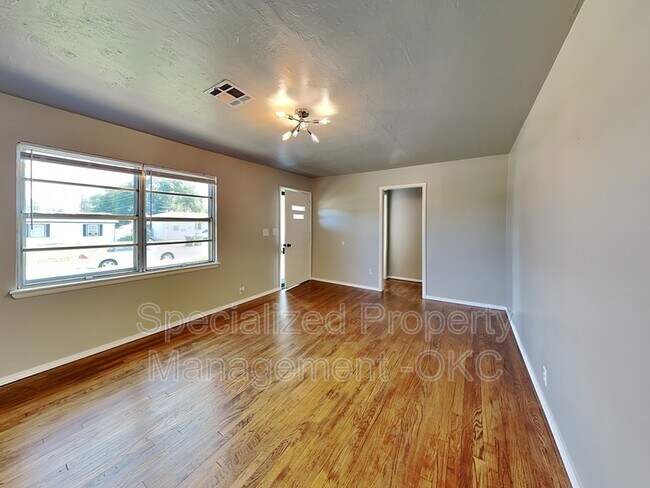 Building Photo - 306 W Bass Ave