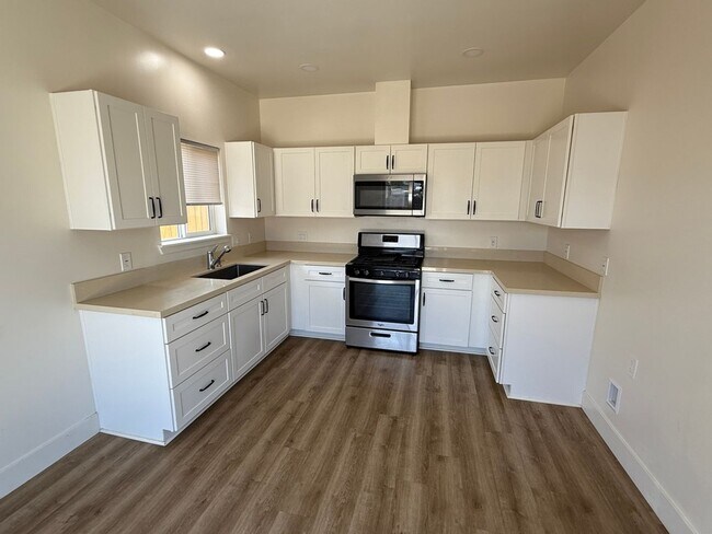 Foto del edificio - Beautiful Like-New 3 Bedroom 1 Bathroom AD...