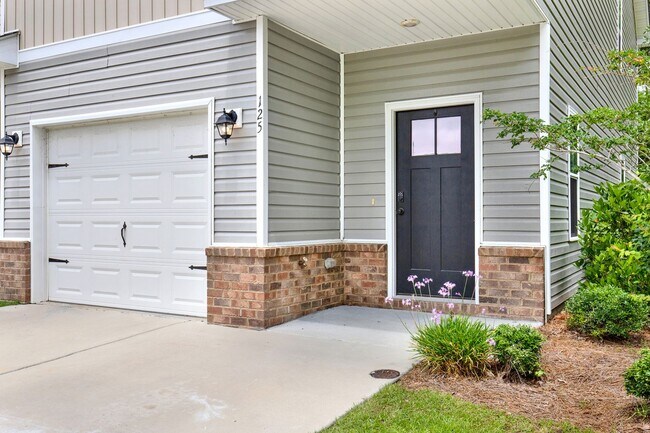 Building Photo - Spacious 3-Bedroom End-Unit Townhome in Pr...