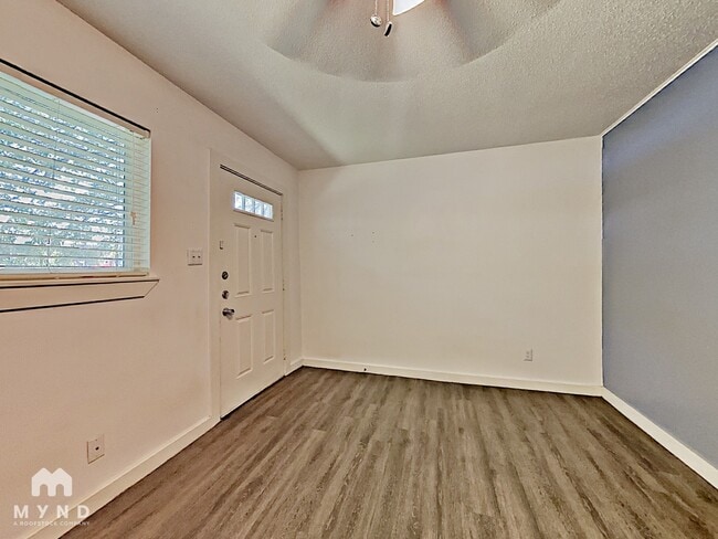 Building Photo - 1604 Parker Ln