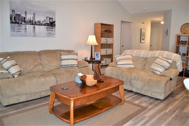 Foto del edificio - FULLY FURNISHED. 2516 Carriage Creek , Aug...