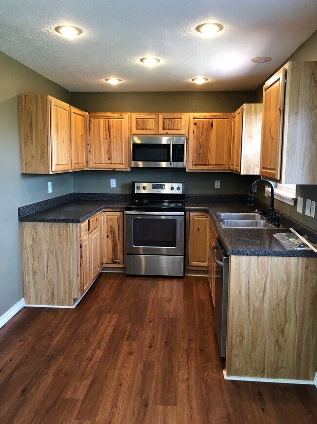 Building Photo - Beautiful Nixa Home