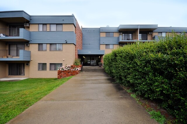Primary Photo - College Manor