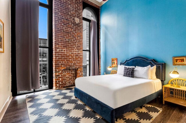 Building Photo - 30 Baronne St