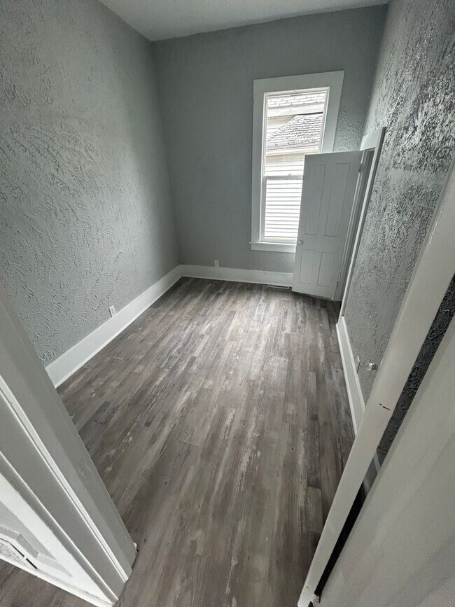 Building Photo - Remodeled 3 Bedroom!