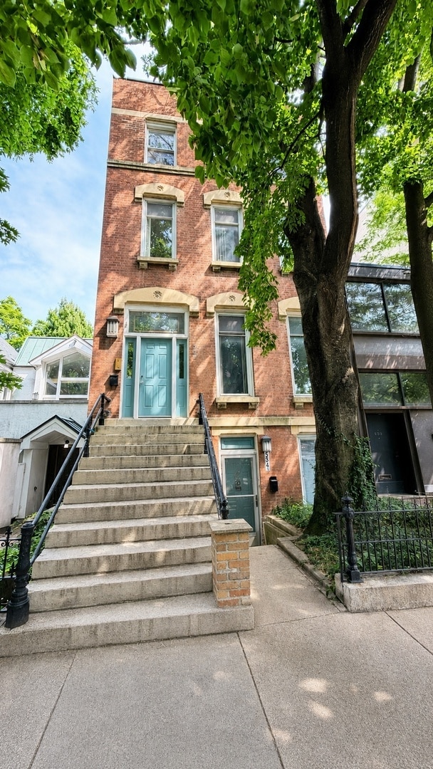 Building Photo - 534 W Dickens Ave
