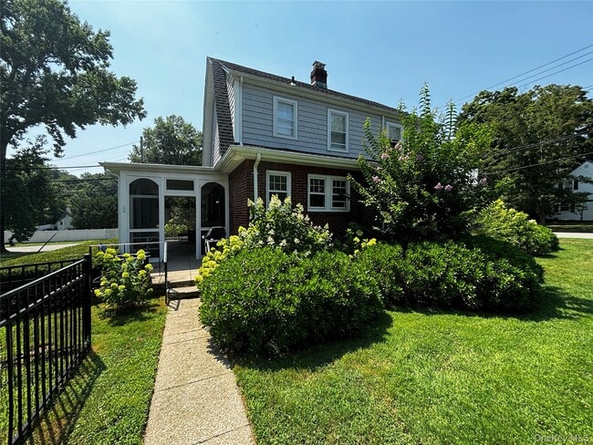 Building Photo - 160 W Neck Rd