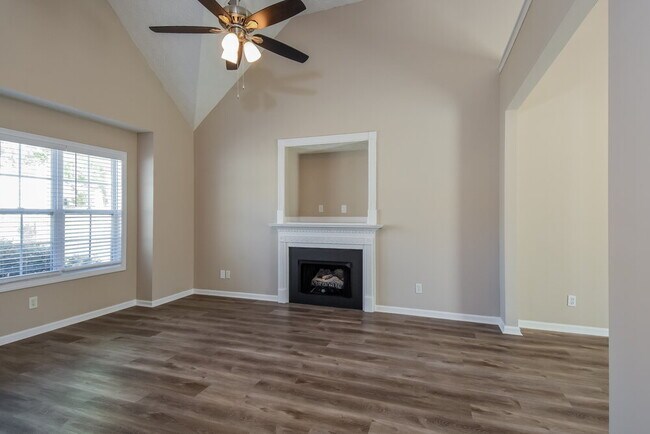 Building Photo - 301 Providence Dr