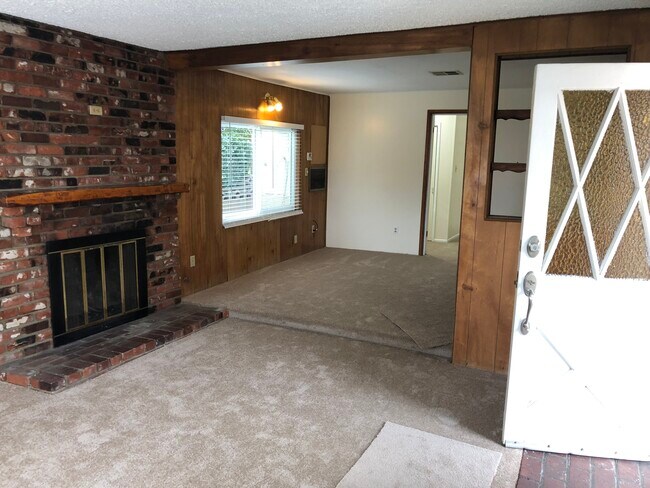 Building Photo - 219 N Niagara St