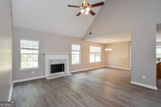 Foto del edificio - 230 Woodland Ridge Cir
