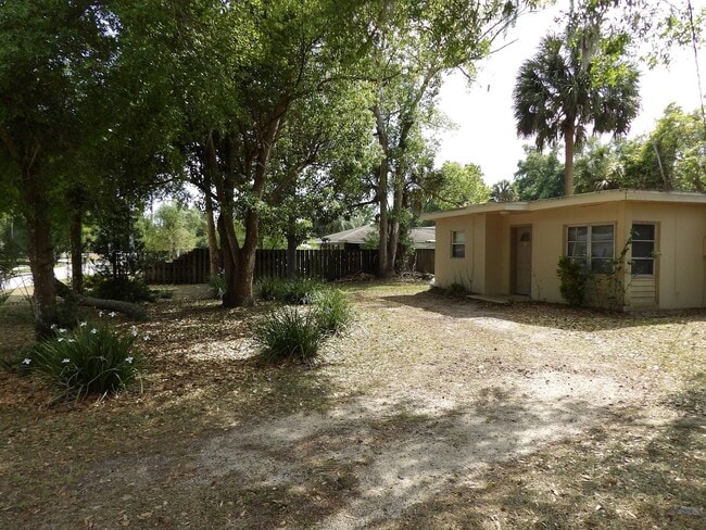 Foto del edificio - Orange City 3 Bedrooms 2 Bath 900 SQ FT Call Carole Arcaro 386-216-4900