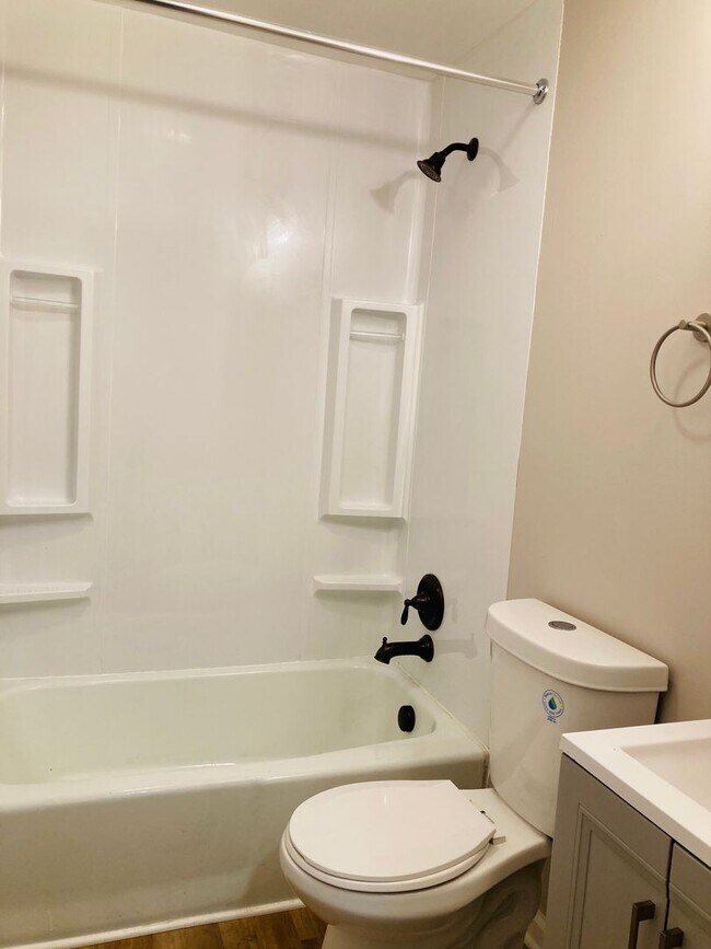 Foto del edificio - Recently Renovated Micro One Bedroom Apartment! May 1 move in!