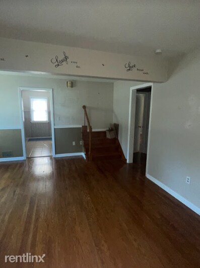 Building Photo - 2 br, 1 bath Triplex - 10626 East 23rd Str...
