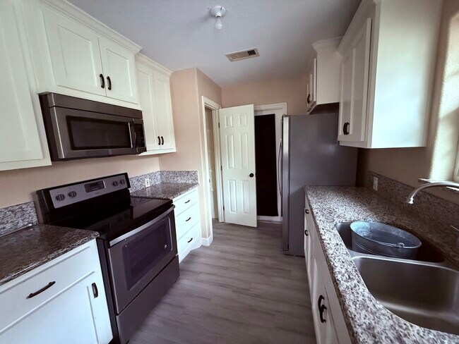 Cocina - 1026 N Arcola St