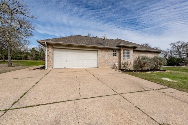 Foto del edificio - 16635 Windy Ryon Rd