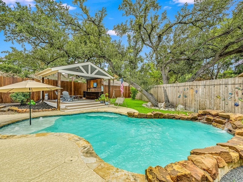 Primary Photo - Luxury Near the Domain