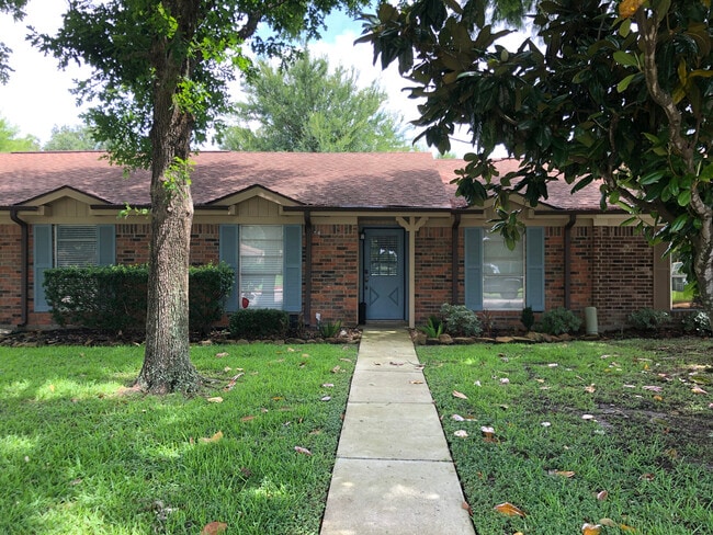 Building Photo - 706 Garden Walk Dr