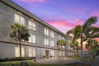 Building Photo - 701 Mirror Lake Dr N