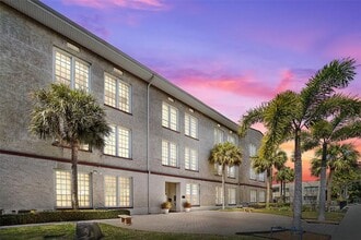 Building Photo - 701 Mirror Lake Dr N
