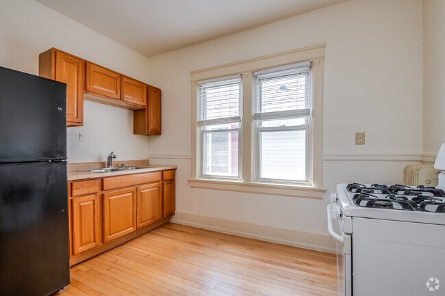 4BR, 1BA - 1,515SF - Kitchen - 3373 N Oakland Ave