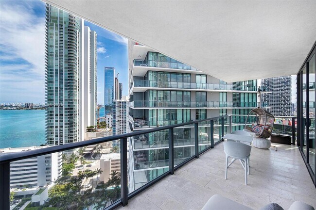 Foto del edificio - 650 NE 32nd St