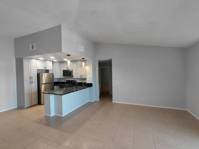 Building Photo - Stylish Condo Living in the Heart of Imperial!