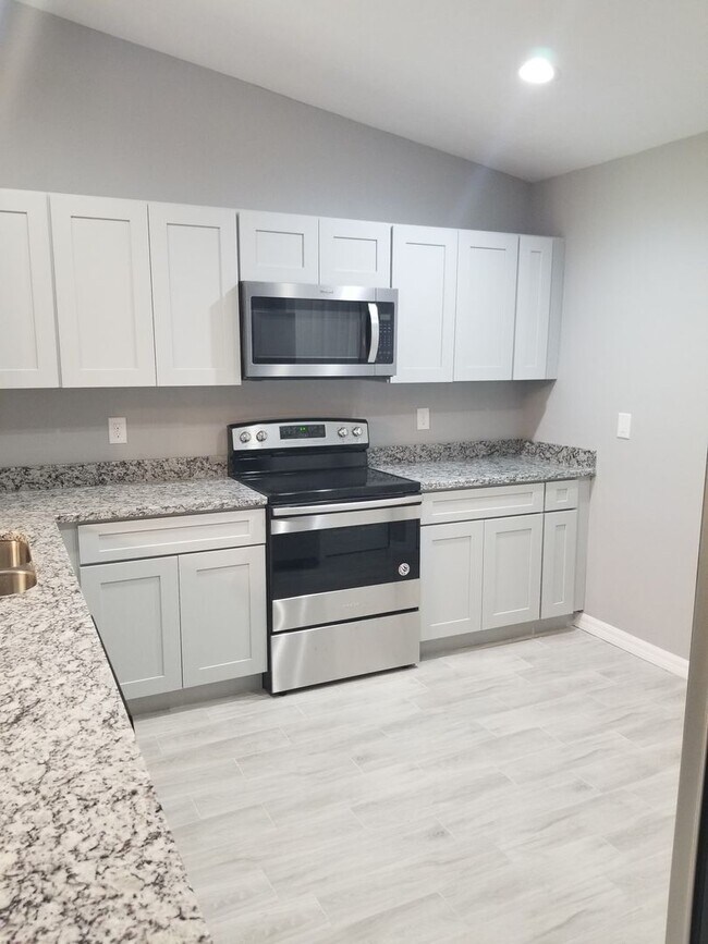 Foto del edificio - Spacious 3-Bedroom Home with Private Lanai & Prime Location!