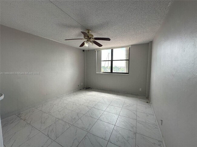 Foto del edificio - 2450 NE 135th St