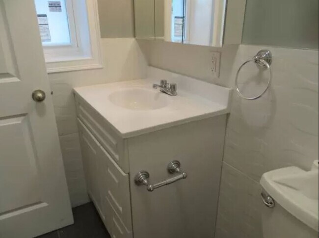 Building Photo - 341 Osborne Ter