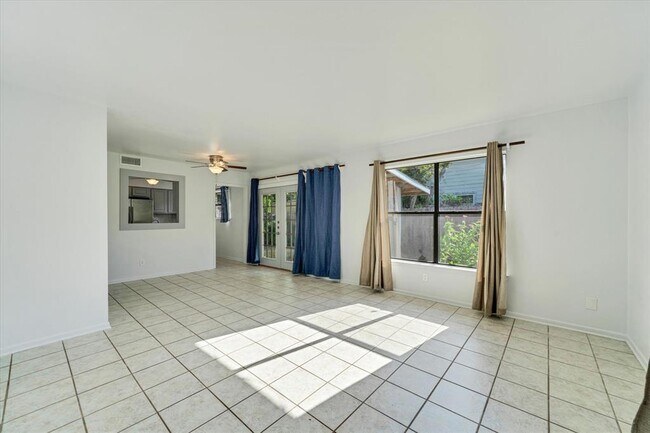 Foto del edificio - 1129 W San Antonio St