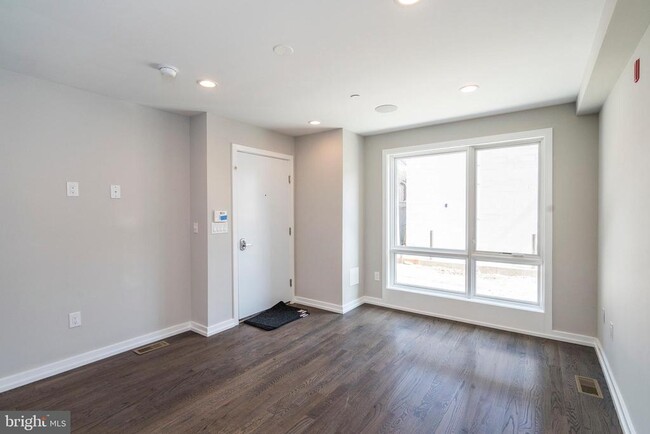 Building Photo - 1430 Clymer St